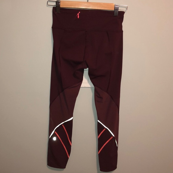 Lululemon Cropped Leggings w/ Mesh Size 2 - Picture 2 of 3